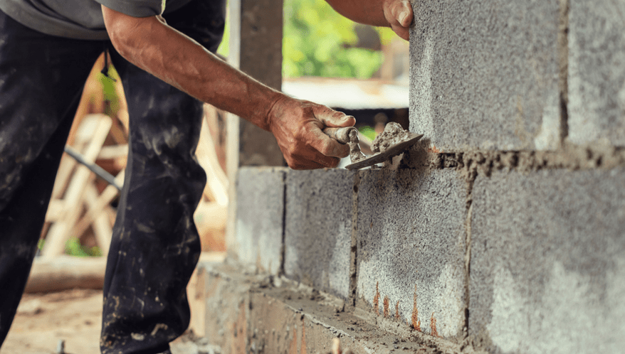 Horas Extras na Construção Civil: Quando o Pedreiro Trabalha Além da 8ª Hora e Não Recebe – Entenda os Seus Direitos